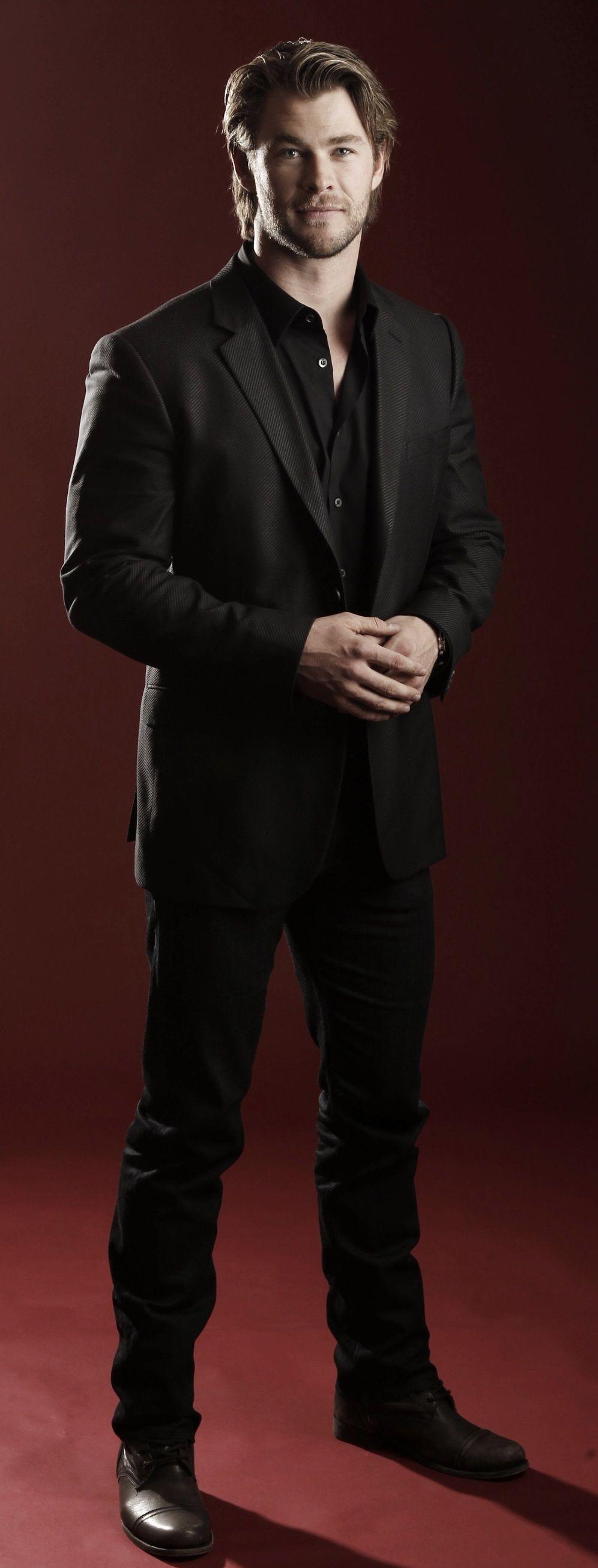 Chris Hemsworth actor full body photo