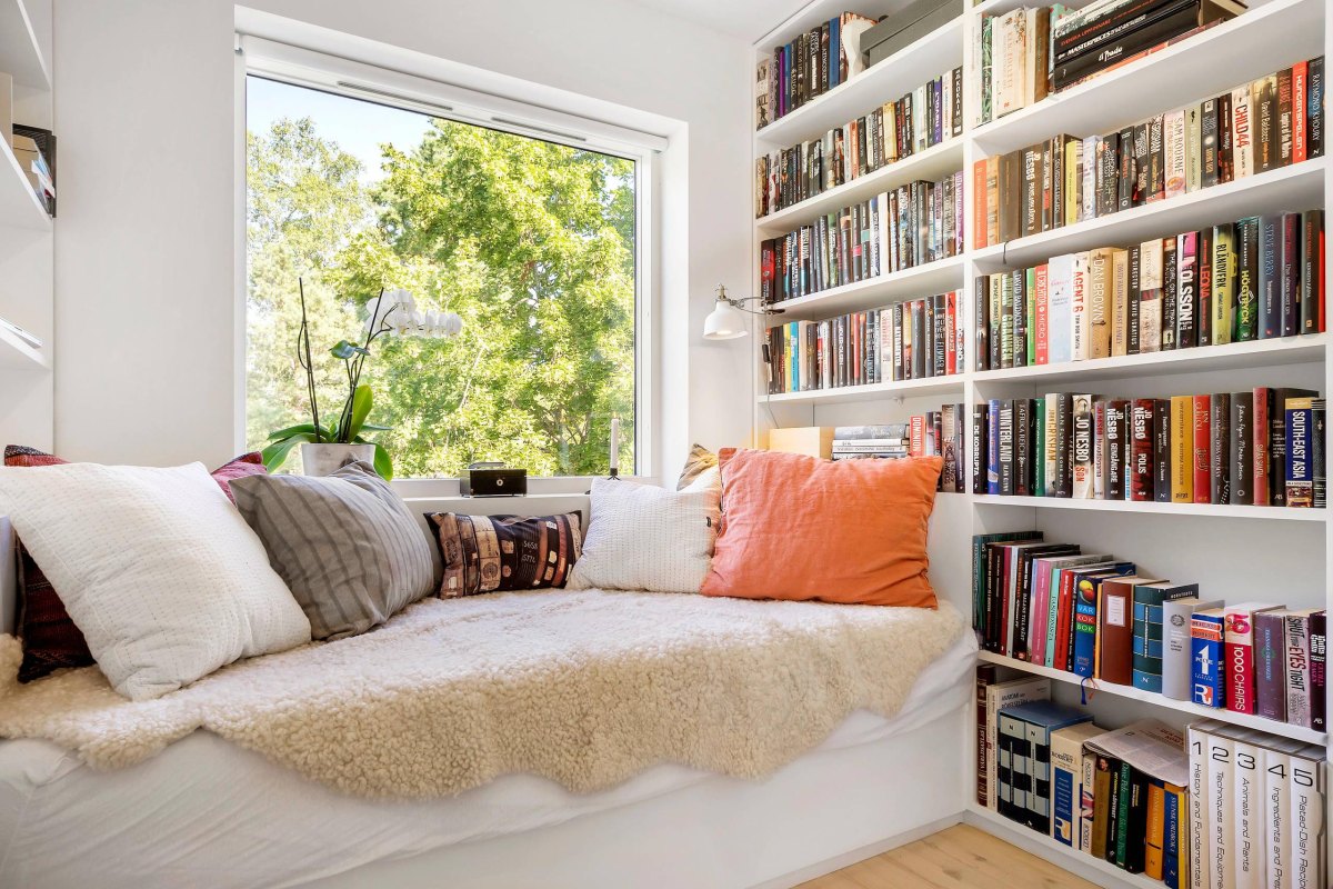 Bedroom reading corner shelves