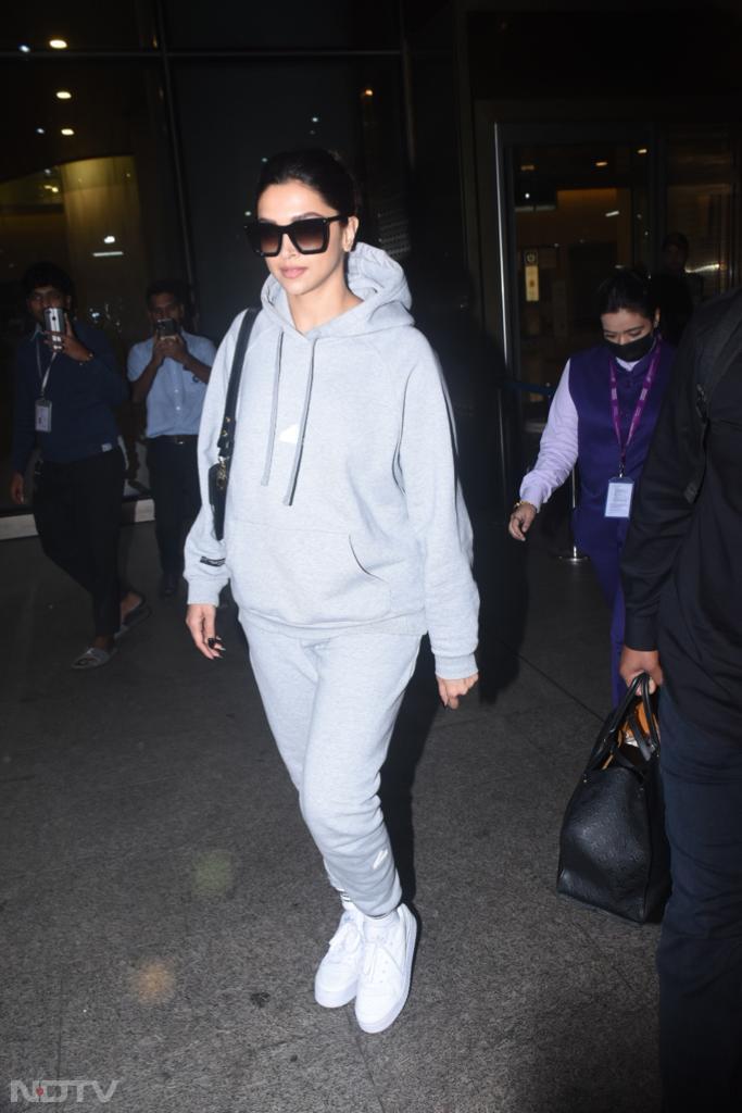 Celebrity athleisure airport outfit