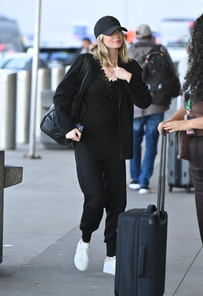 Celebrity comfortable airport travel outfit