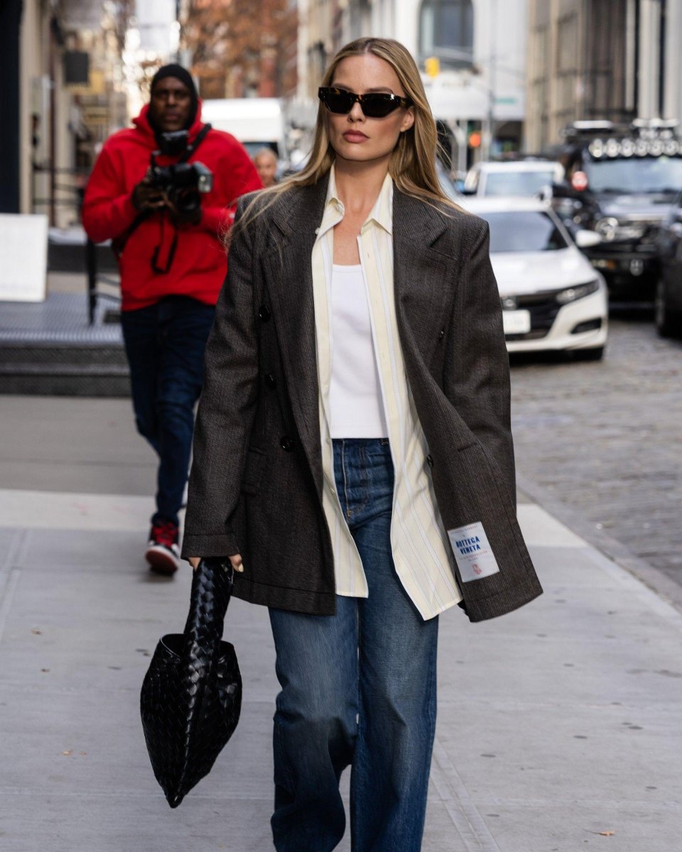 Celebrity oversized blazer street style outfit