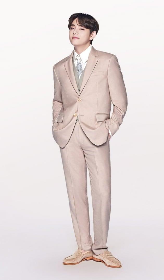 V Kim Taehyung standing photo
