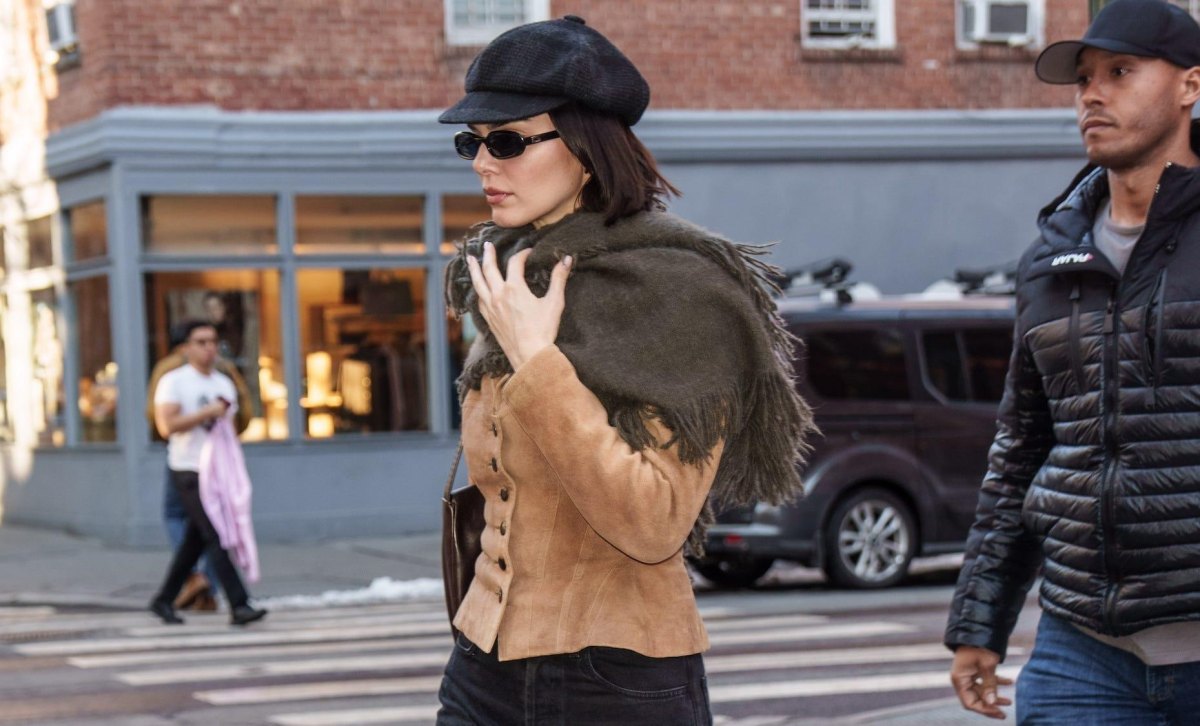 Celebrity vintage inspired street outfit