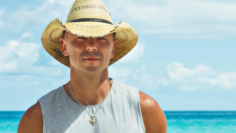 How tall is country singer Kenny Chesney?