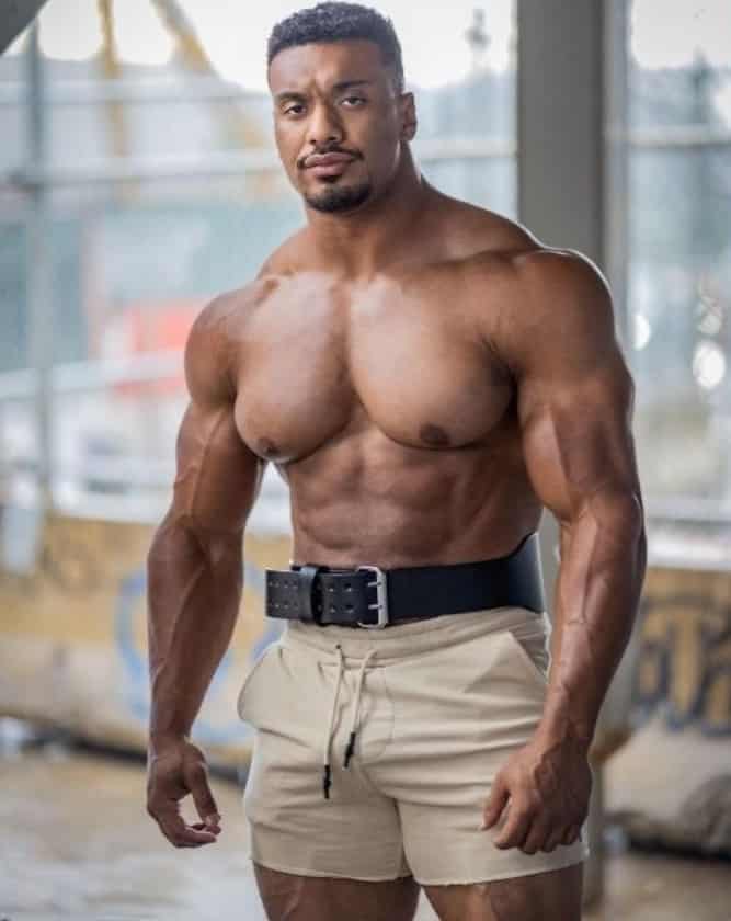 How Tall is Larry Wheels?